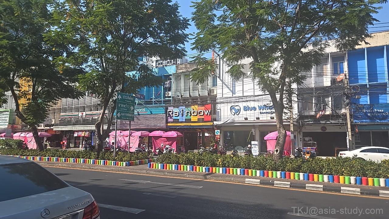 通りの向かいに見えるRainbow(レインボー)の看板とカラフルな中央分離帯