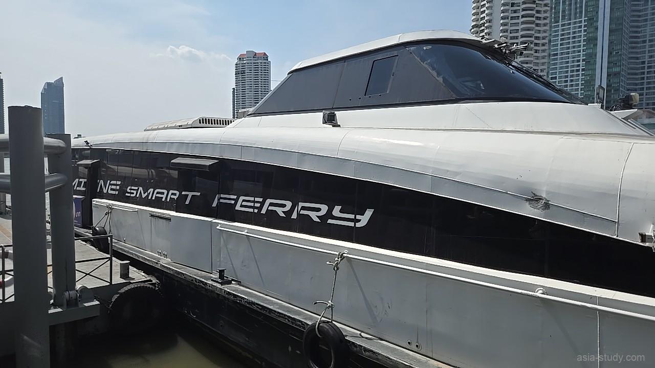 サトーン・ピアに停泊する「MINE SMART FERRY」の白い電動旅客船のクローズアップ