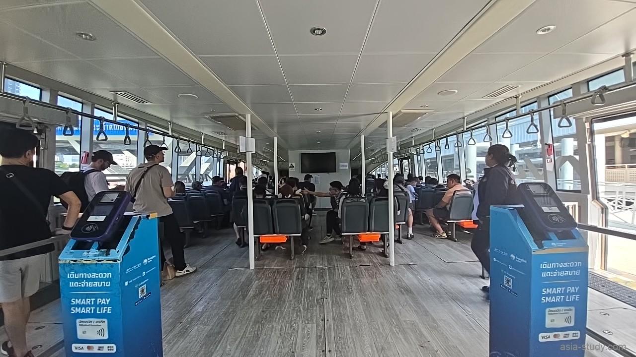 電動フェリー船内の様子、電子決済端末が設置された入り口付近と広々とした客室の奥行き