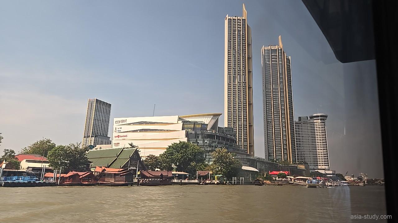チャオプラヤー川から望む大型商業施設「アイコンサイアム（ICONSIAM）」と、隣接する高層レジデンスの全景