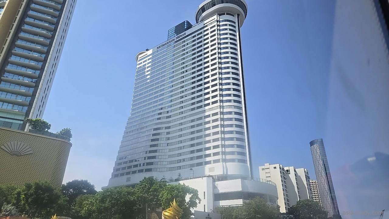 船の車窓から見上げる、チャオプラヤー川沿いに建つ円形の展望レストランが特徴的なミレニアム・ヒルトン・バンコク