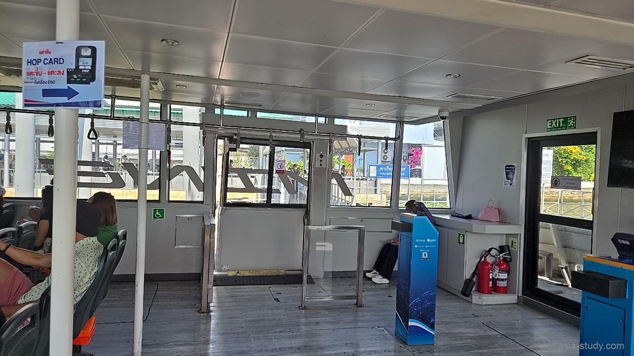 「MINE SMART FERRY」の船内、HOP CARDの利用案内ステッカーとタッチ決済端末が設置された入り口付近の風景