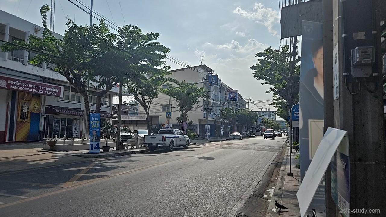 「バンコクヤイ警察署（Bangkokyai Police Station）」の看板が見える、静かな午後のバンコクの通り