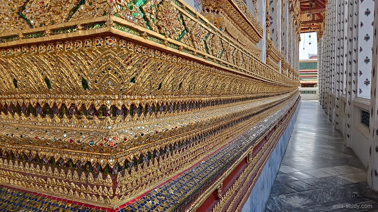 建物の壁面に施された、金箔と多色のタイルで作られた非常に精巧な幾何学模様の装飾