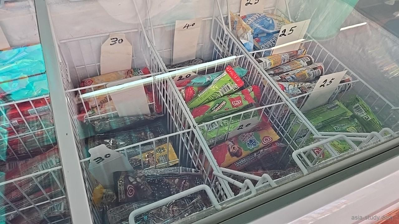 売店の冷凍ショーケース。タイのポピュラーなアイスバーが各種並んでいる様子
