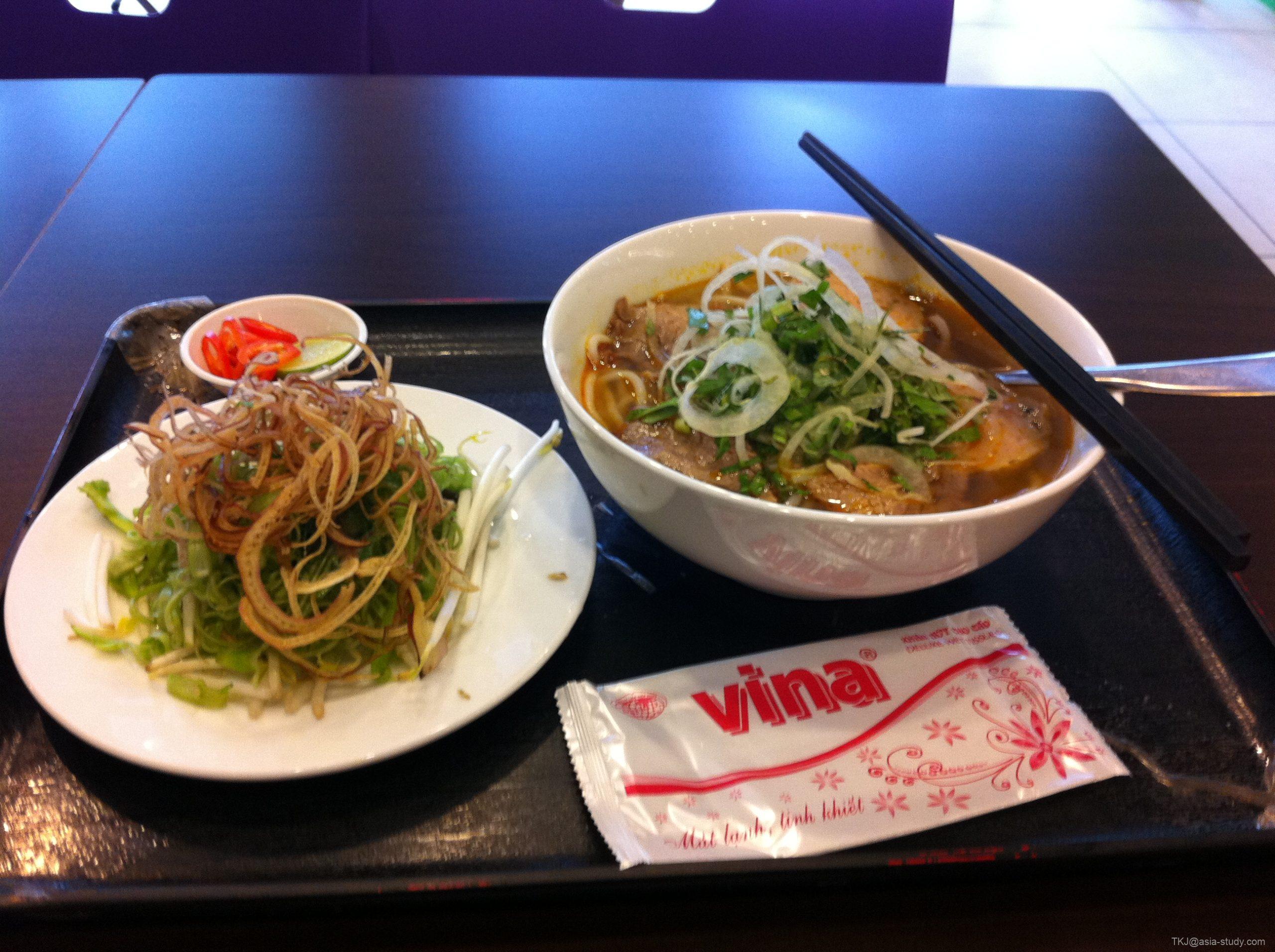 ベトナム麺のセット（スープ麺と薬味・ハーブ、箸）