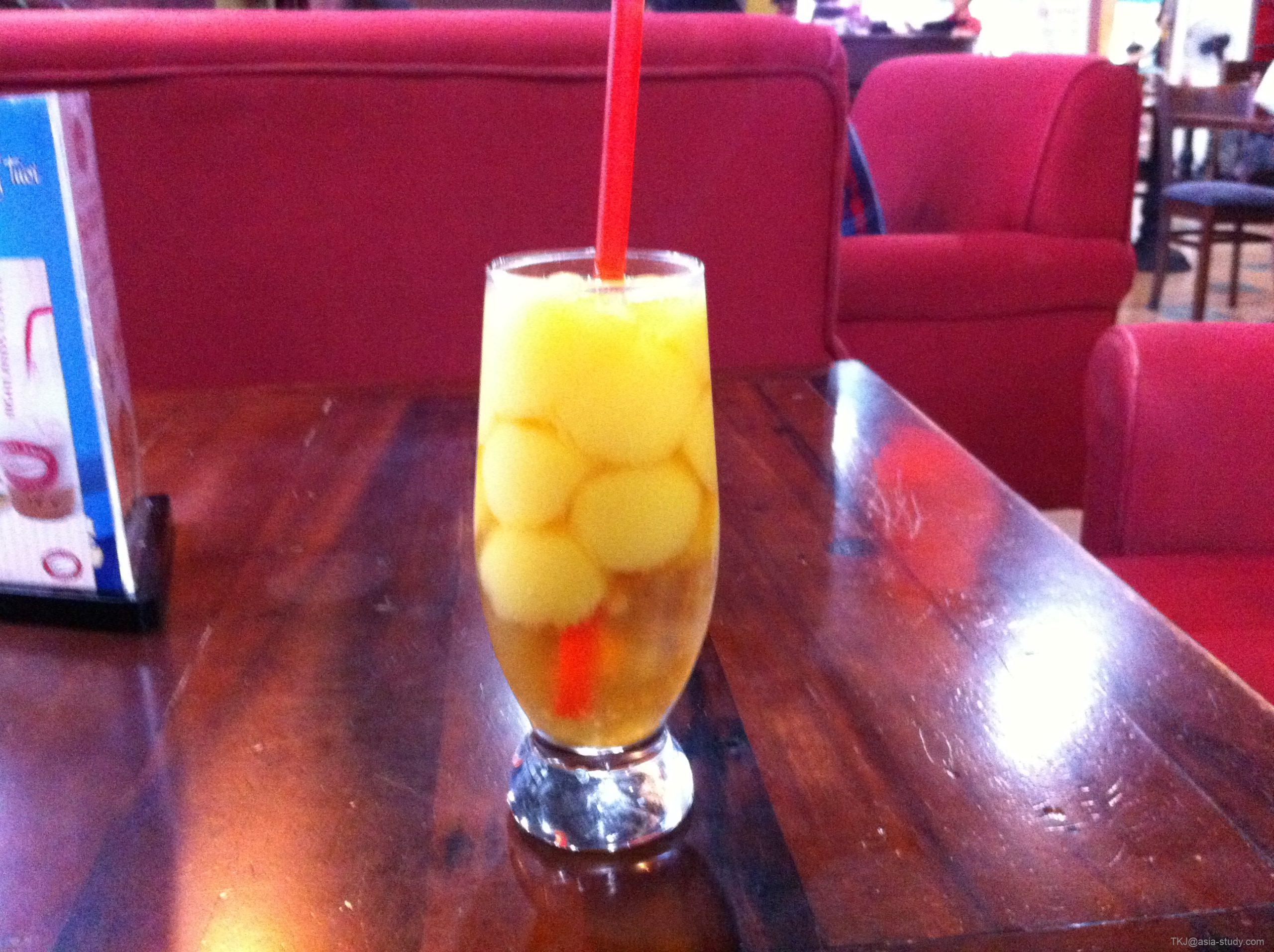 ライチ入りの冷たいドリンク（赤いストロー、赤いソファ席）