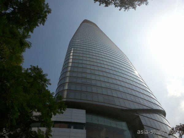 下から見上げるビテクスコ・フィナンシャルタワー、蓮の蕾のような独特の曲線美