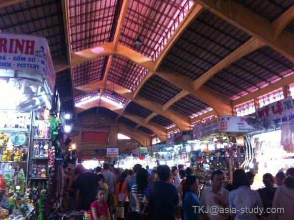 ベンタイン市場の天井とアーケード、混雑する売り場を広角で撮影