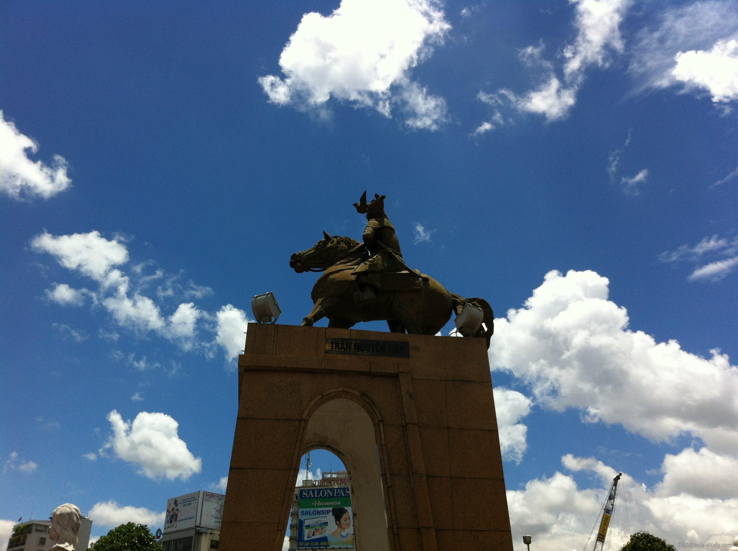 ホーチミン市のチャン・グエン・ハン騎馬像、青空と雲を背景に見上げた構図