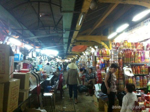 ビンタイ市場の屋内通路、両側に商品棚と露店が並ぶローカルマーケットの雰囲気