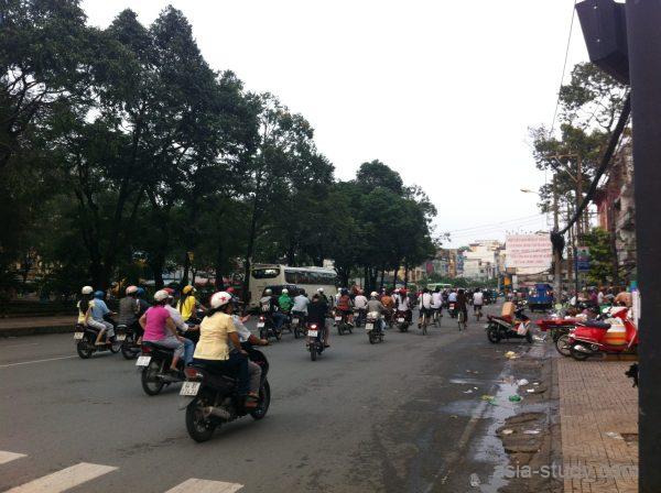 Công viên Cửu Long（コンヴィエン・クーロン）付近の大通りを走る大量のバイクと路線バス