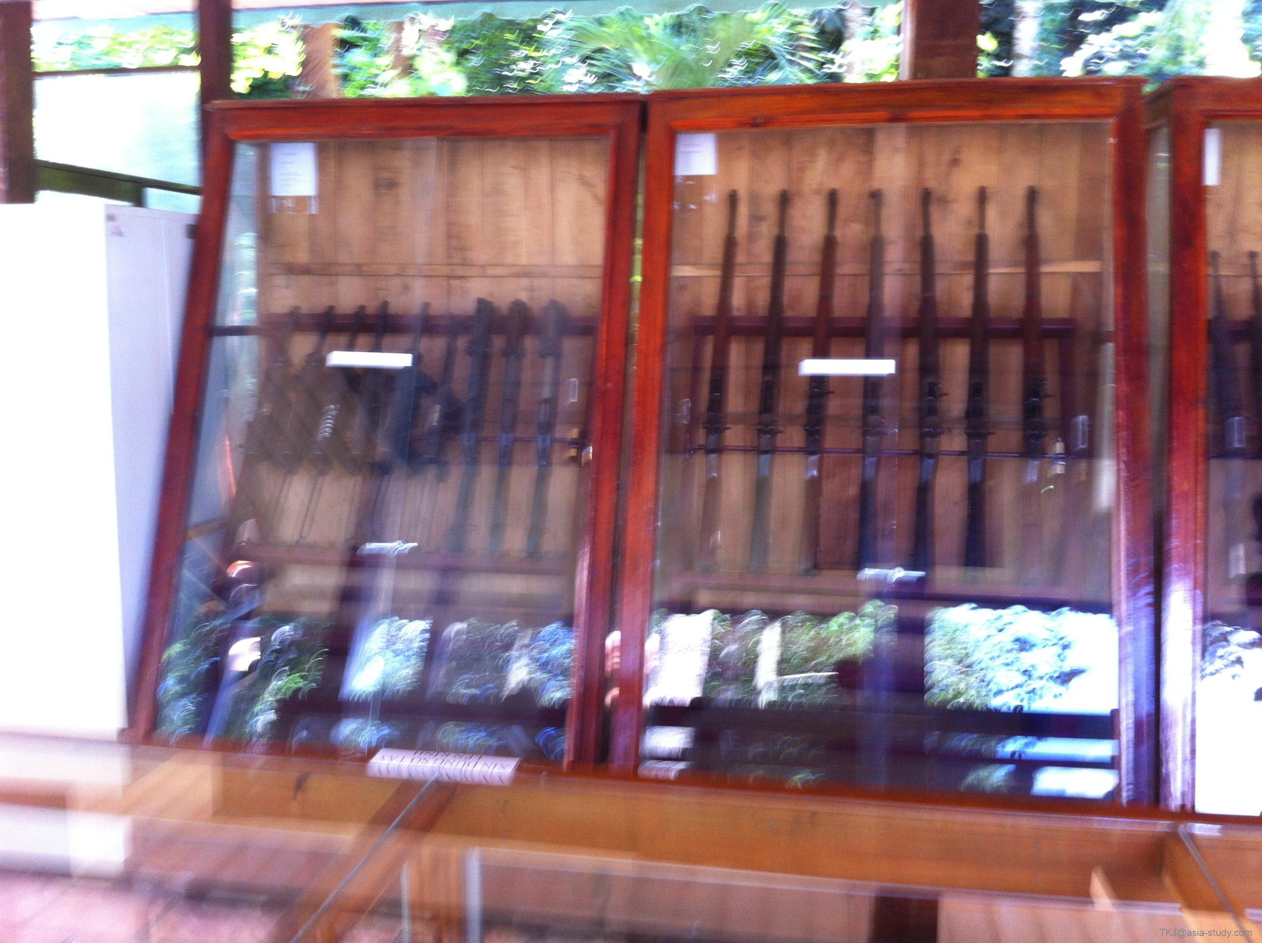 クチトンネル資料館内に並ぶ銃器の展示ケース