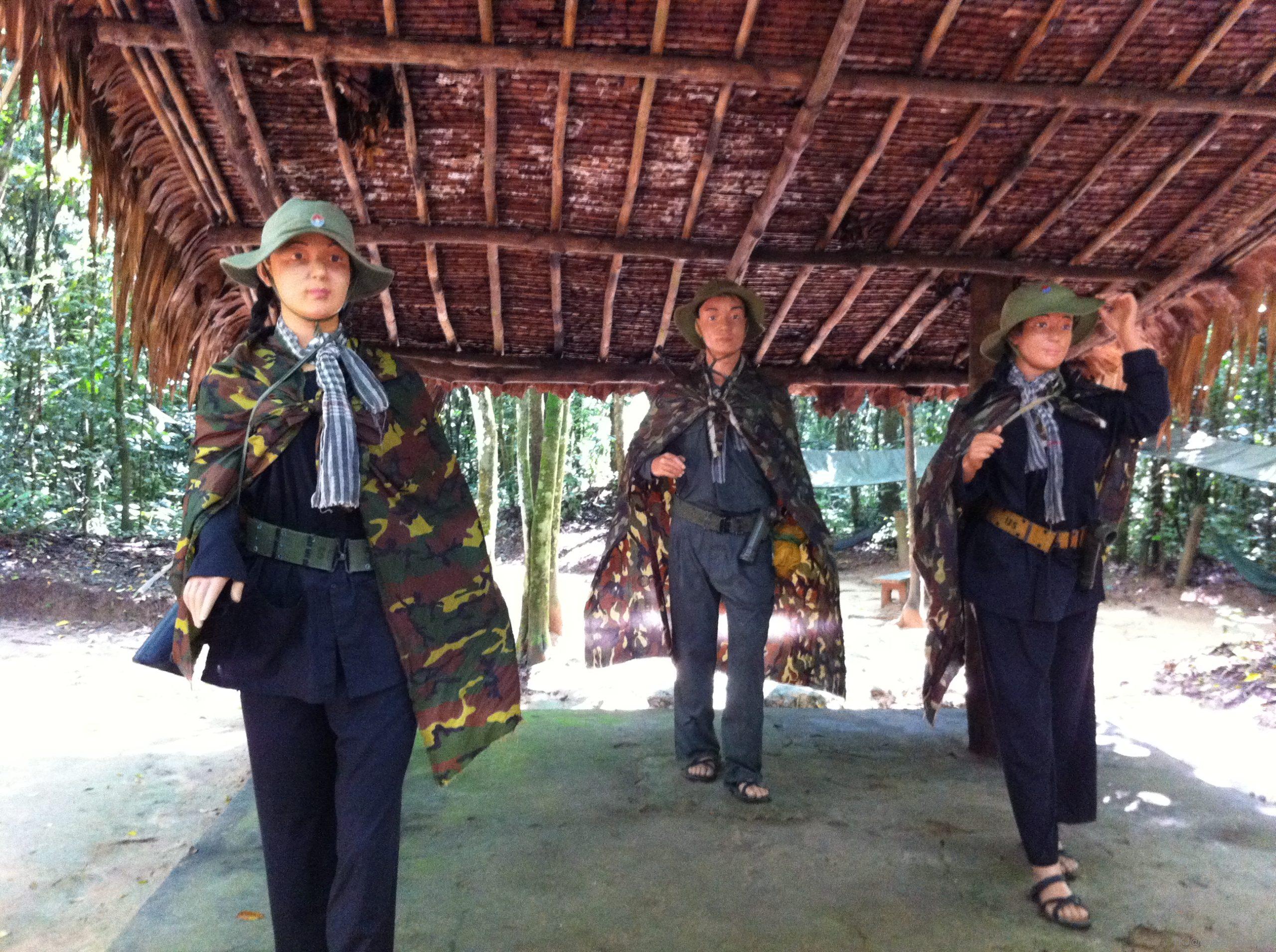 クチトンネルでゲリラ兵の服装を再現したマネキン展示