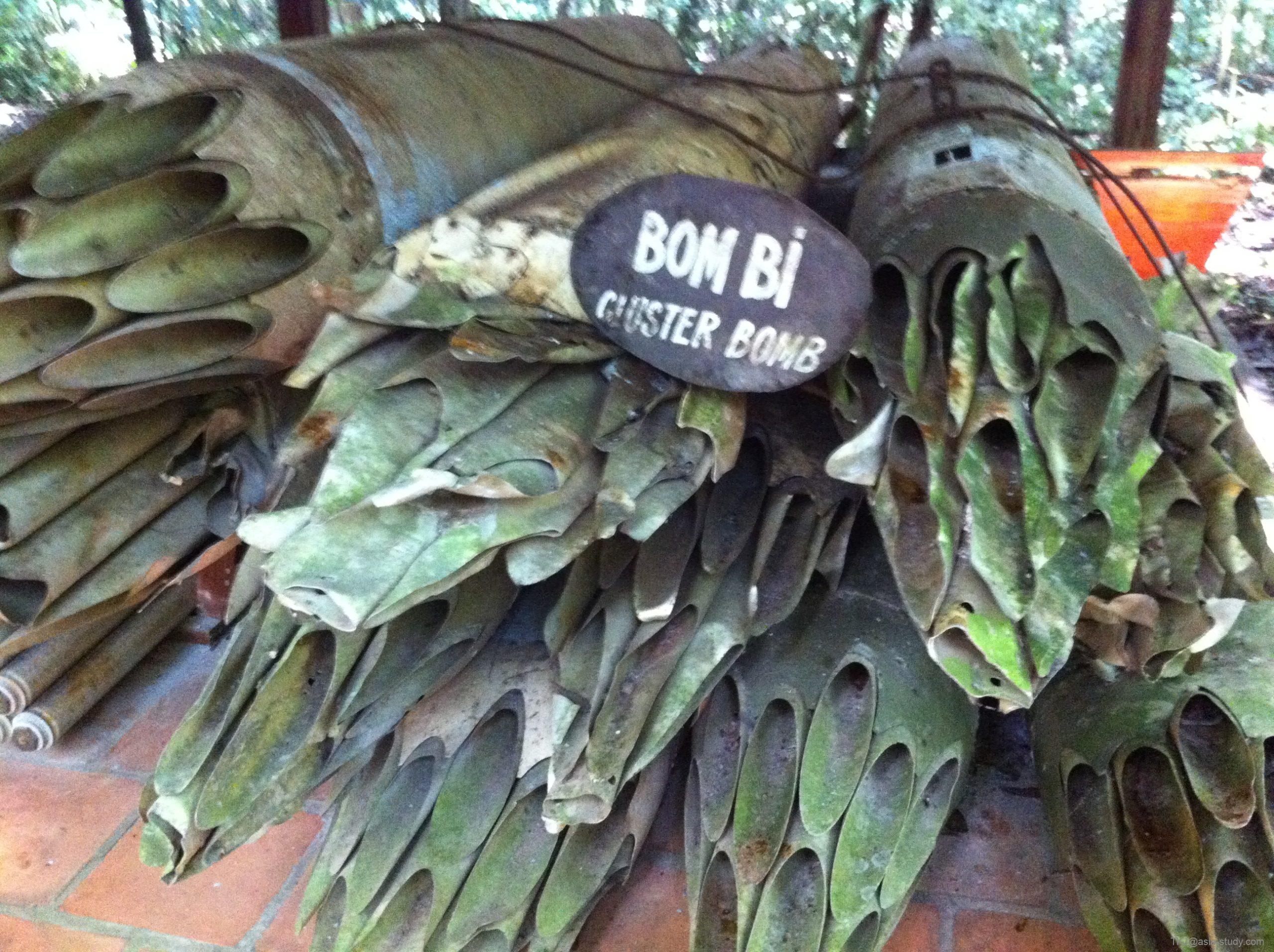クチトンネルに展示されたクラスター爆弾（BOM BI）