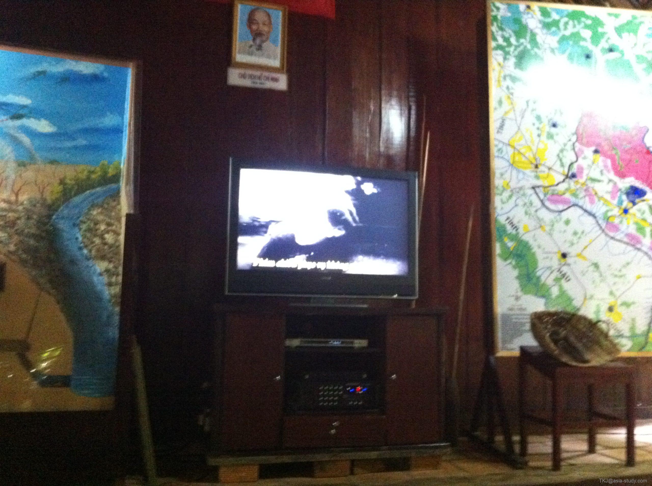クチトンネルの展示室、戦時映像を流すテレビと壁の地図パネル