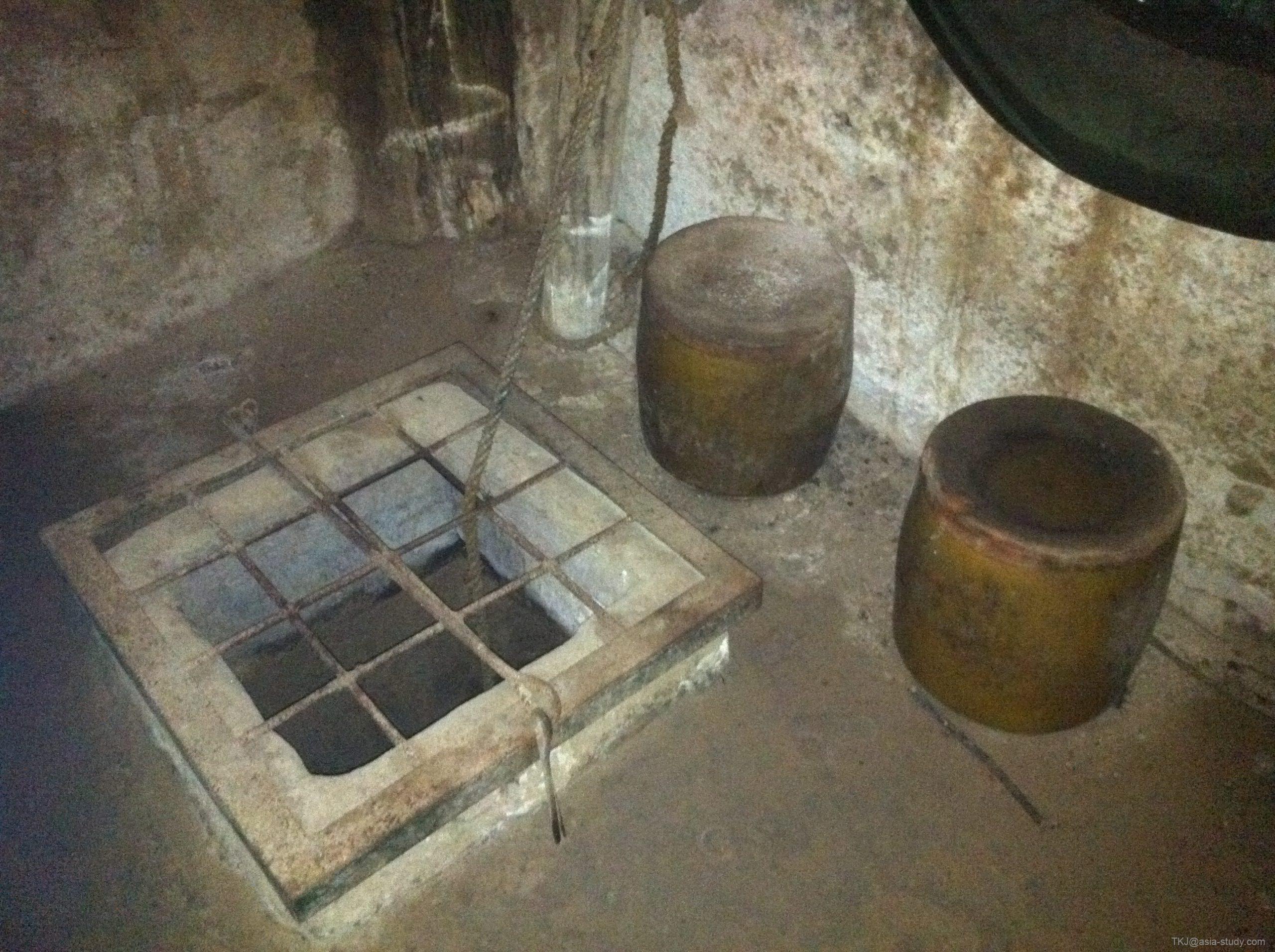 地下生活の再現、換気口のある小さな竈と丸い土製スツール（クチトンネル）
