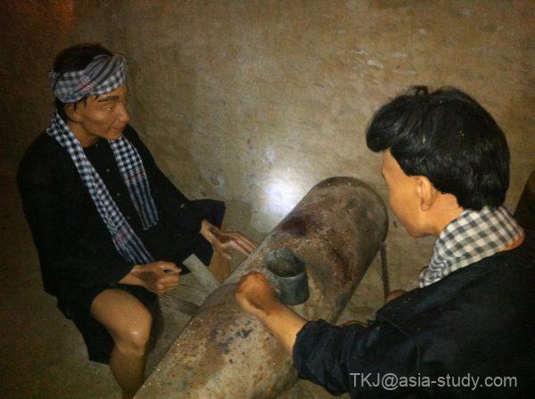 地下壕の再現展示、机越しに向き合う人形と巨大な爆弾（クチトンネル）