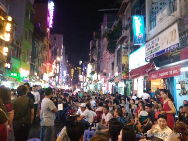 夜のブイビエン通り、路上の椅子に人がぎっしりで賑わうホーチミンの繁華街
