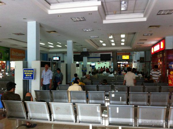 サイゴン駅の待合スペース、金属ベンチが並ぶ乗車待合エリア