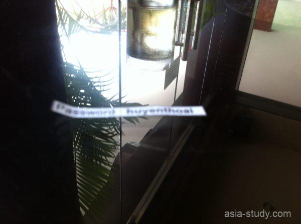 ガラス扉の「password: nguyenthoai」表記（ピンぼけ）