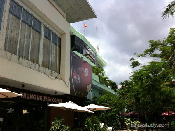 TRUNG NGUYEN COFFEE（チュングエンコーヒー）外観、テラス席と緑が多い建物