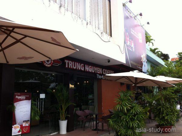 TRUNG NGUYEN COFFEE（チュングエンコーヒー）の入口看板とテラス席