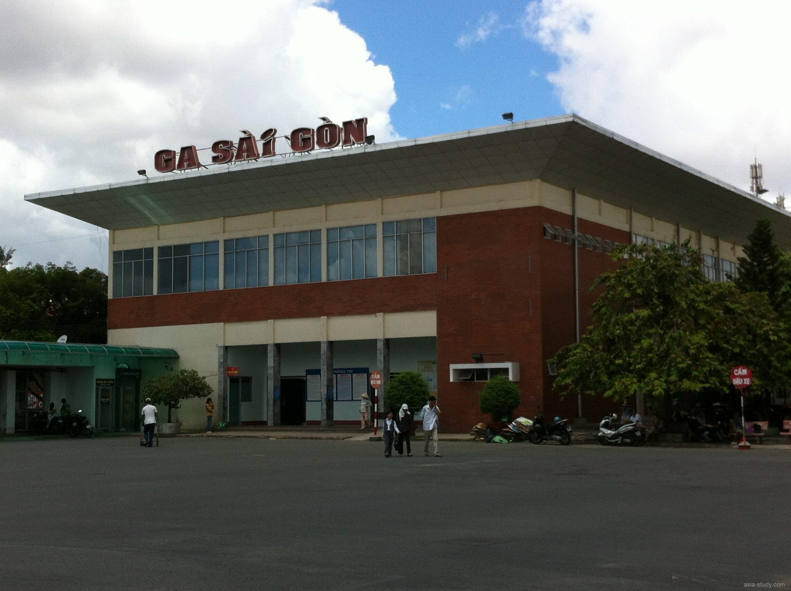 サイゴン駅（GA SAI GON）の駅舎外観、建物正面の大きな駅名サイン