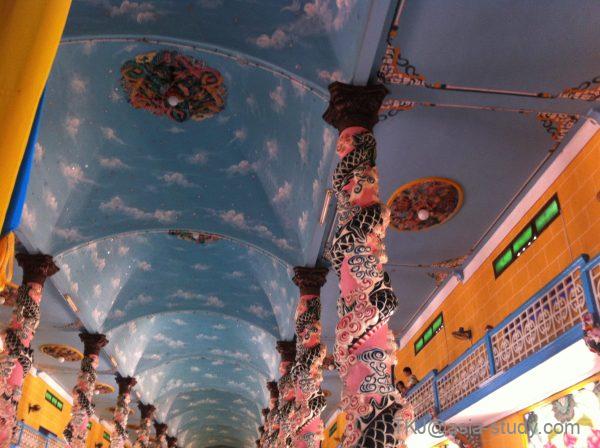 天井画と龍柱が並ぶカオダイ教総本山の内部装飾
