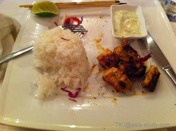 ライスの横にグリルした肉とディップソース、ライムが添えられたワンプレート