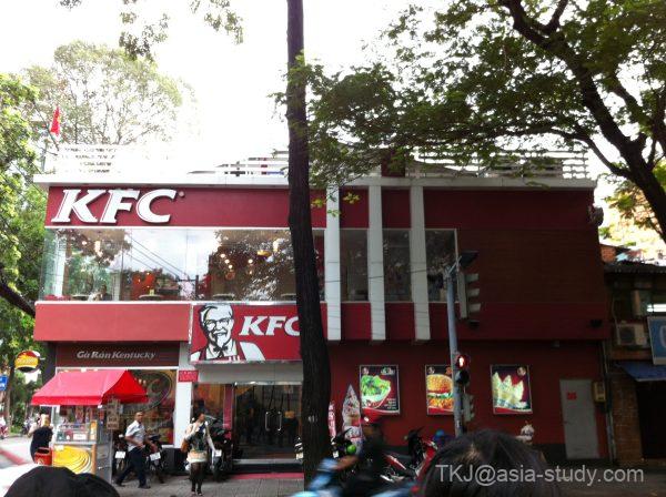 ホーチミン市内のKFC店舗外観（赤い看板と二階建ての建物）