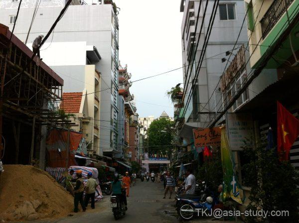 ホーチミンの路地風景（バイクと電線が多い細い通り）