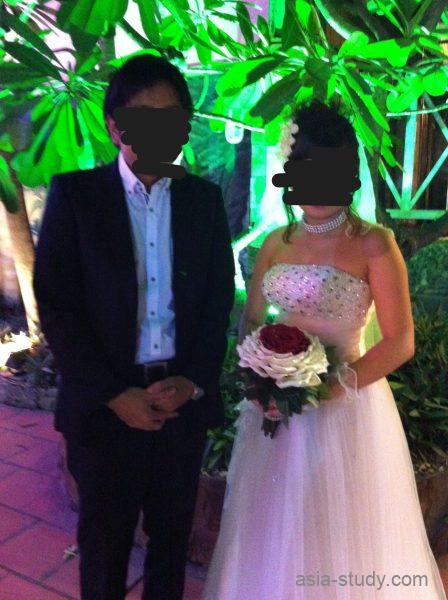 Lang Lieu（ラン・リウ）の結婚式で新郎新婦が並ぶ記念写真（顔は黒塗り）