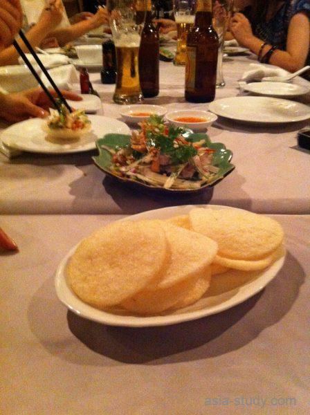 ベトナム料理とビールが並ぶ会食テーブル