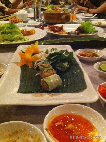 卓上に並ぶ料理とディッピングソース