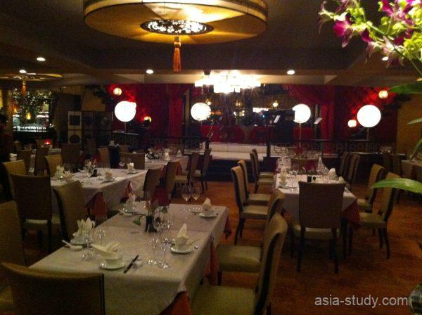 Maxim'sの店内レストランホール風景