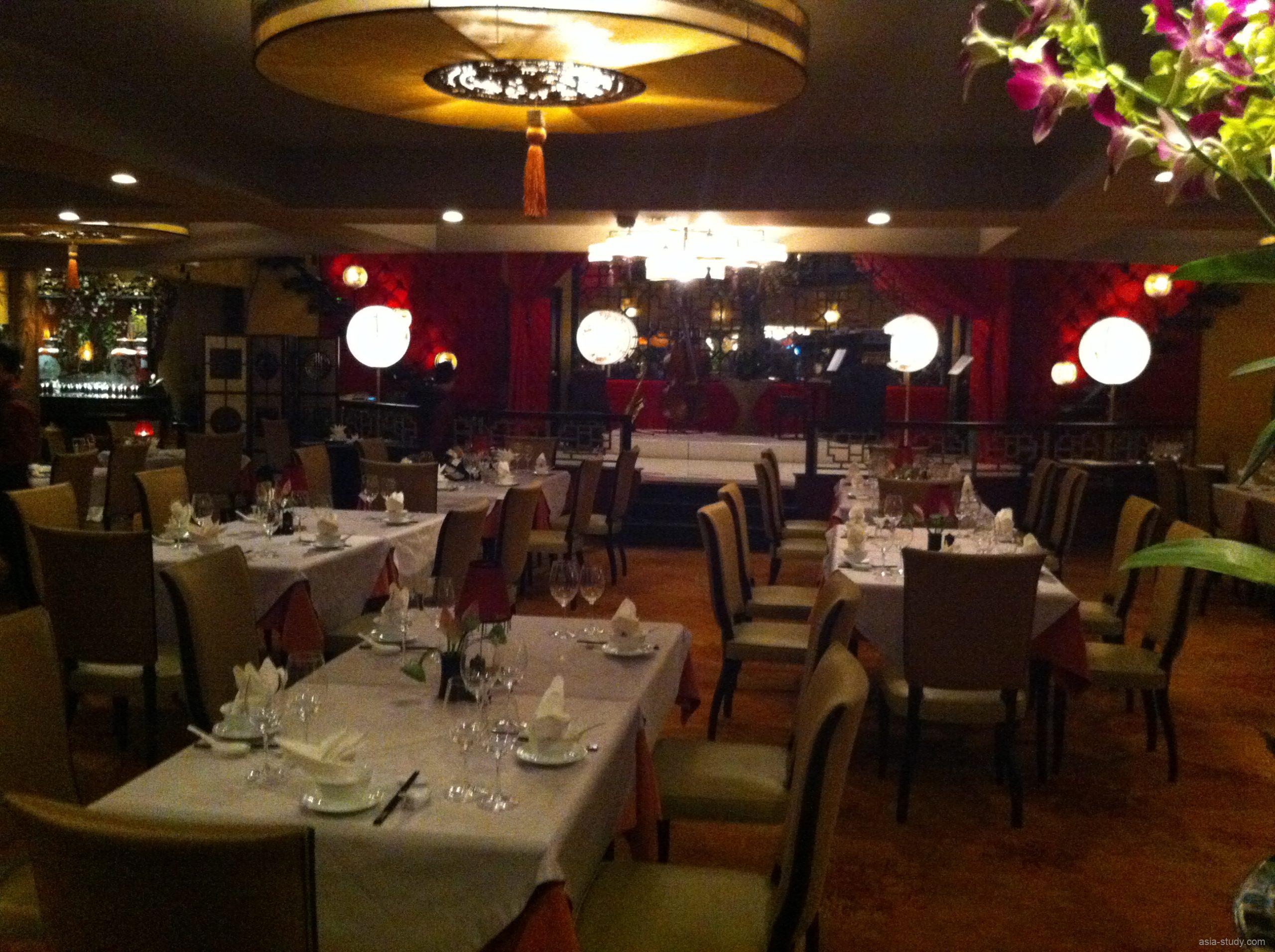 Maxim'sの店内レストランホール風景
