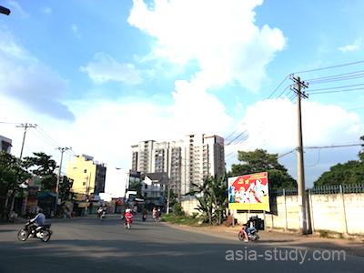 ホーチミン郊外（トゥードゥック周辺）の広い交差点と遠くに見える高層マンション群
