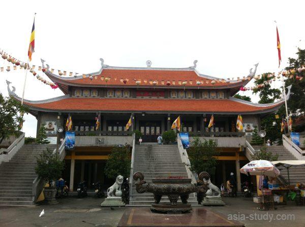 ヴィンギエム寺の本堂正面