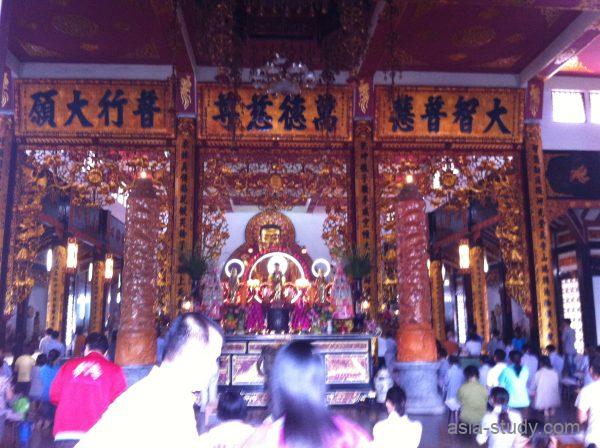 ヴィンギエム寺の本堂内部の仏像と参拝者