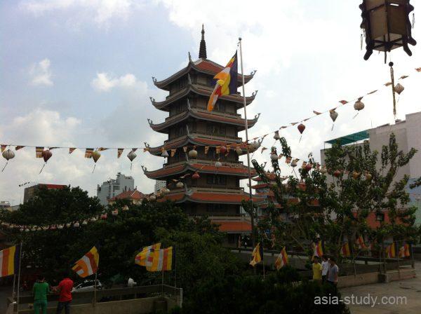 ヴィンギエム寺の七重塔と境内風景