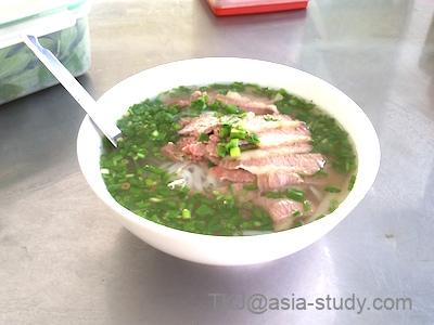 牛肉のフォー（澄んだスープにたっぷり青ねぎ、麺が見える）