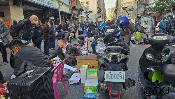 台湾のローカルな街歩き風景。路上に広がるマーケットや並ぶスクーター、活気ある現地の日常