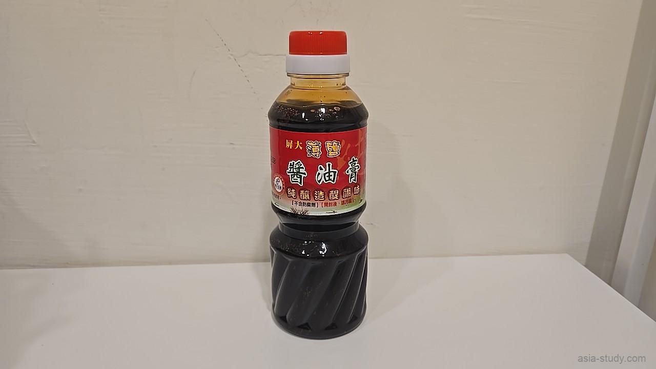 赤いラベルの醤油膏ボトルを白い棚に置いて撮影（購入品）