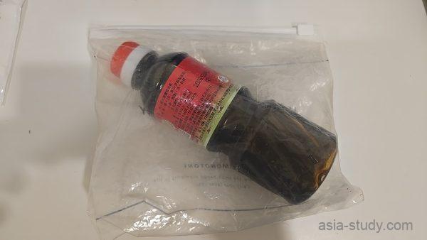 醤油膏ボトルをジップロックに入れて漏れ対策した様子