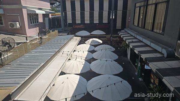 お茶のセラピーを取り入れた施術が行われる、Chaari Spaのトリートメントルーム。シンプルながらも細部までこだわりが感じられる内装で、日常の疲れを解きほぐしてくれるような静寂に満ちたリラックス空間。