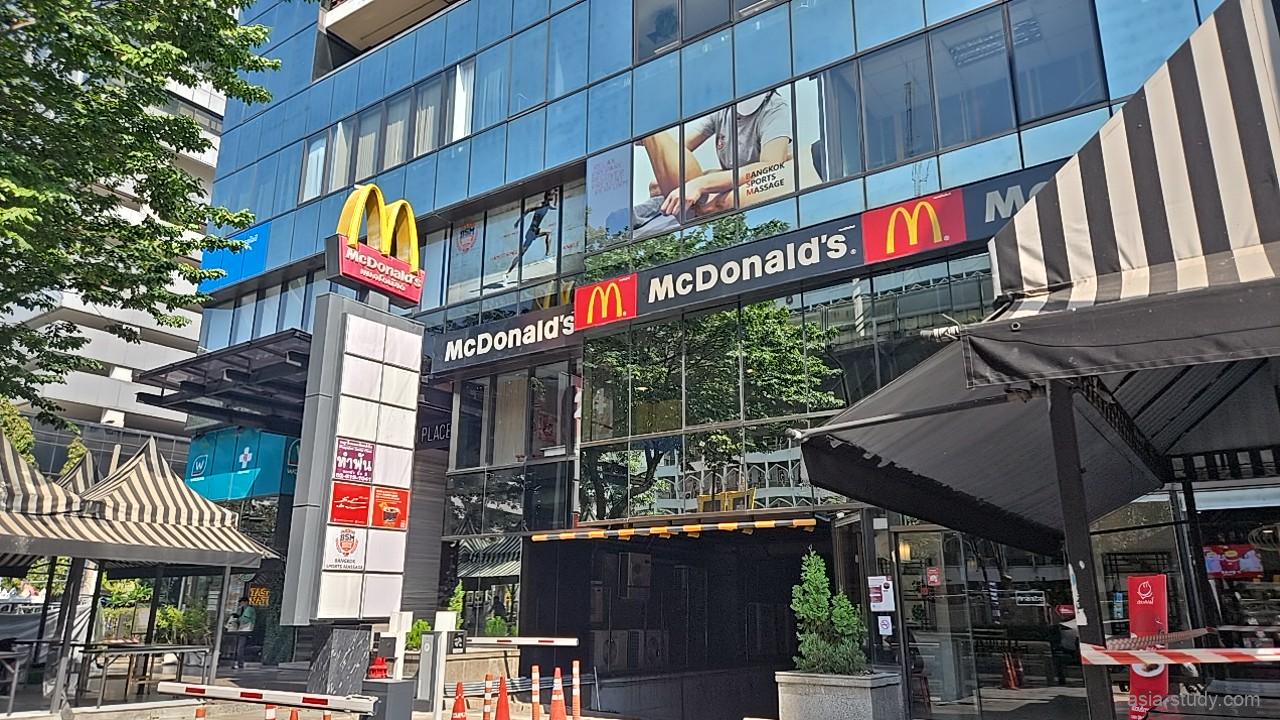 パホンヨーティン・プレイス・プラザ内にある「Bangkok Sports Massage - Ari」の店舗入り口。機能的でプロフェッショナルな店構え。