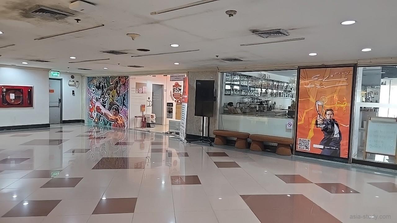 Bangkok Sports Massageの受付エリア。クリニックのような清潔感があり、体の悩みを相談しやすい明るく機能的なロビー。
