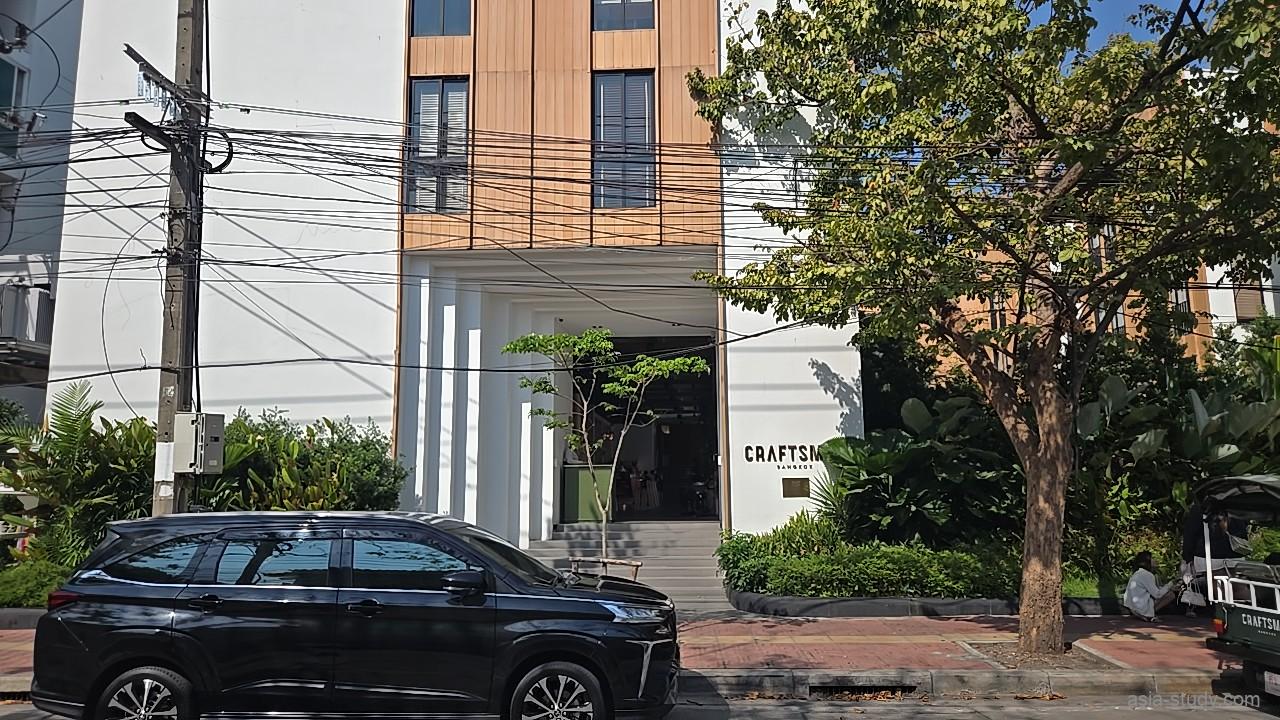 アーリーの人気デザインホテル「Craftsman Bangkok Hotel」のモダンな外観。この建物の1階には、日本のミニマリズムとタイの癒やしを融合させた「Ikigai Spa（生きがいスパ）」の入り口があり、都会の隠れ家のような洗練された雰囲気を醸し出している。