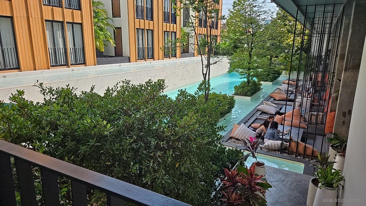 スパに併設されたCraftsman Bangkok Hotelの屋外プール。モダンな建築に囲まれたリゾート感溢れるエリアで、マッサージの後にアーリーの穏やかな空気を感じながらゆっくりと休息できる、都会 of the オアシスのようなスポット。